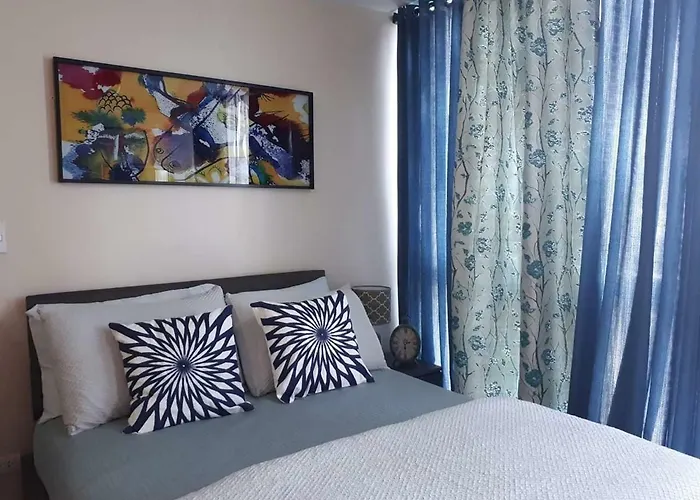 Uptown Mall Area Bonifacio Apartment *
