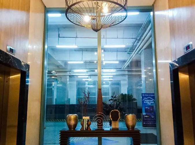 Uptown Mall Area Bonifacio * Manila